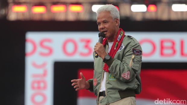 Calon Presiden nomor urut 3 Ganjar Pranowo bersama calon wakil presiden Mahfud MD melakukan simulasi pencoblosan saat Hajatan Rakyat akbar di Lapangan Pancasila, Simpang Lima, Jawa Tengah, Sabtu (10/2/2024). Puluhan ribu pendukung dan simpatisan capres nomor urut 3 menghadiri kampanye akbar ini. Mereka meminta pendukungnya untuk berbondong-bonding ke TPS pada 14 Februari 2024 dan menjaga suara agar tidak timbul kecurangan.