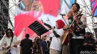 Ganjar, istri dan juga anaknya sempat nyanyi menghibur pendukung. 