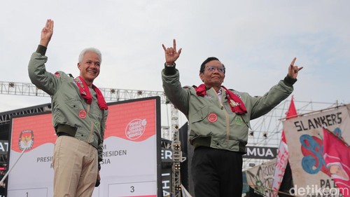 Calon Presiden nomor urut 3 Ganjar Pranowo bersama calon wakil presiden Mahfud MD melakukan simulasi pencoblosan saat Hajatan Rakyat akbar di Lapangan Pancasila, Simpang Lima, Jawa Tengah, Sabtu (10/2/2024). Puluhan ribu pendukung dan simpatisan capres nomor urut 3 menghadiri kampanye akbar ini. Mereka meminta pendukungnya untuk berbondong-bonding ke TPS pada 14 Februari 2024 dan menjaga suara agar tidak timbul kecurangan.
