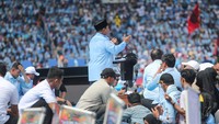 Calon Presiden nomor urut 2 Prabowo Subianto memberikan pidato saat kampanye akbar Capres dan Cawapres nomor urut 2 yang berlangsung di Stadion Utama Gelora Bung Karno (SUGBK), Senayan, Jakarta, Sabtu (10/2/2023).