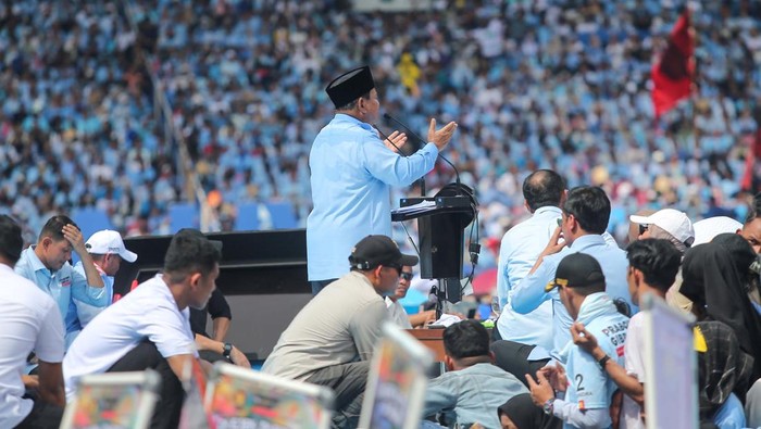Calon Presiden nomor urut 2 Prabowo Subianto memberikan pidato saat berlangsungnya kampanye akbar Capres dan Cawapres nomor urut 2 yang berlangsung di Stadion Utama Gelora Bung Karno (SUGBK), Senayan, Jakarta, Sabtu (10/2/2023).