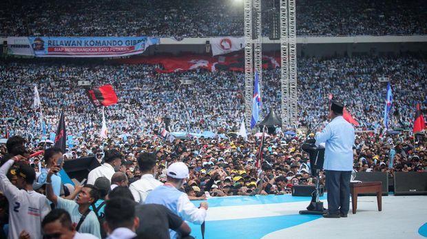 Calon Presiden nomor urut 2 Prabowo Subianto memberikan pidato saat berlangsungnya kampanye akbar Capres dan Cawapres nomor urut 2 yang berlangsung di Stadion Utama Gelora Bung Karno (SUGBK), Senayan, Jakarta, Sabtu (10/2/2023).