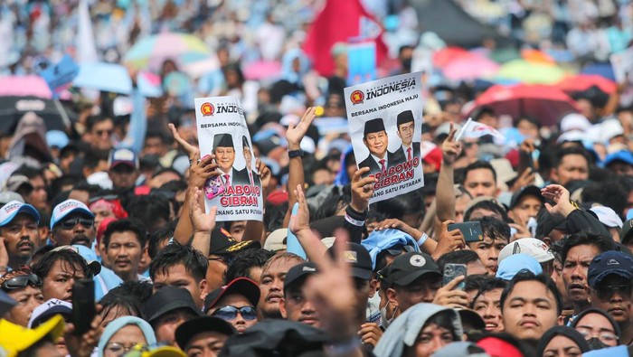 Calon Presiden nomor urut 2 Prabowo Subianto memberikan pidato saat berlangsungnya kampanye akbar Capres dan Cawapres nomor urut 2 yang berlangsung di Stadion Utama Gelora Bung Karno (SUGBK), Senayan, Jakarta, Sabtu (10/2/2023).