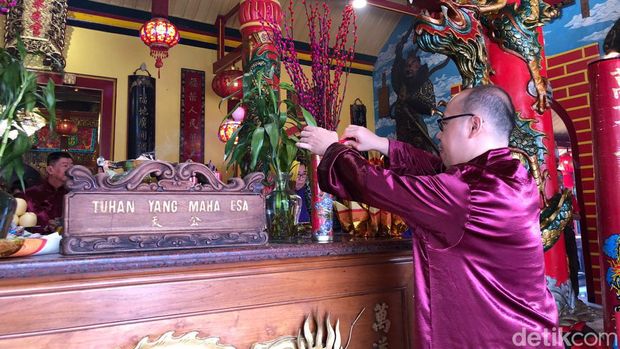 Para umat ibadah Imlek di Kelenteng Eng An Kiong sekaligus doakan Pemilu 2024 damai