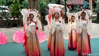 General Manager (GM) Taman Safari Bogor, Lies Yuwati mengatakan, beberapa suguhan menarik yang bisa dinikmati selama perayaan Imlek 2024 di Taman Safari Bogor di antaranya Parade Budaya Tionghoa, Traditional Chinese Dance, Parade Liong Barongsai, Lamian Atrraction, Theater Lunar of Love dan Fire Dance Special Imlek 2024.  