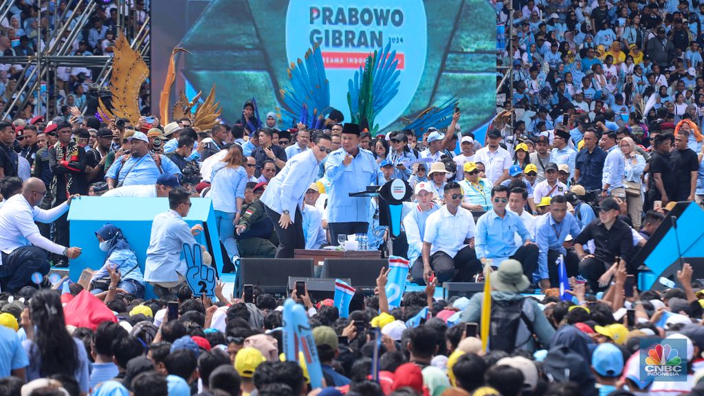 Pasangan capres-cawapres Prabowo Subianto dan Gibran Rakabuming menyapa pendukung saat kampanye akbar bertajuk 'Pesta Rakyat Untuk Indonesia Maju' di Stadion Utama Gelora Bung Karno (SUGBK), Senayan, Jakarta, Sabtu (10/2/2024). (CNBC Indonesia/Faisal Rahman)