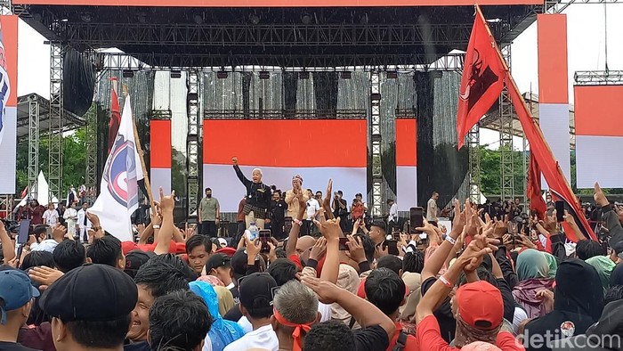 Paslon Capres-Cawapres nomor urut 03 Ganjar Pranowo-Mahfud Md kampanye di Benteng Vestenberg, Kota Solo, Sabtu (10/2/2024).