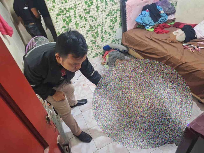 Pekerja kafe di Mataram ditemukan tewas bersimbah darah di dalam kamar kosnya, Jumat (9/2/2024). (Humas Polresta Mataram)