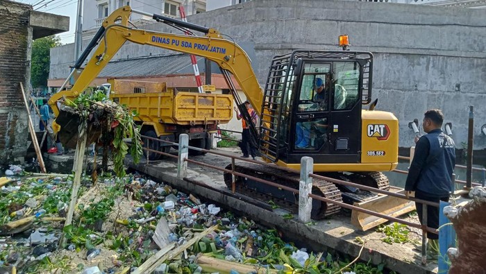 Pembersihan enceng gondok di sungai kawasan Waru, Sidoarjo
