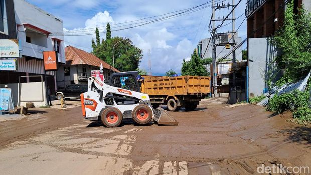 Pembersihan lumpur disa material banjir Kota Bima, NTB, Sabtu (10/2/2024). (Dok. Rafiin/detikBali)