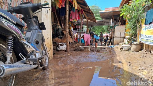 Pembersihan lumpur disa material banjir Kota Bima, NTB, Sabtu (10/2/2024). (Dok. Rafiin/detikBali)