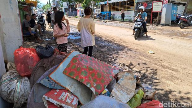Pembersihan lumpur disa material banjir Kota Bima, NTB, Sabtu (10/2/2024). (Dok. Rafiin/detikBali)
