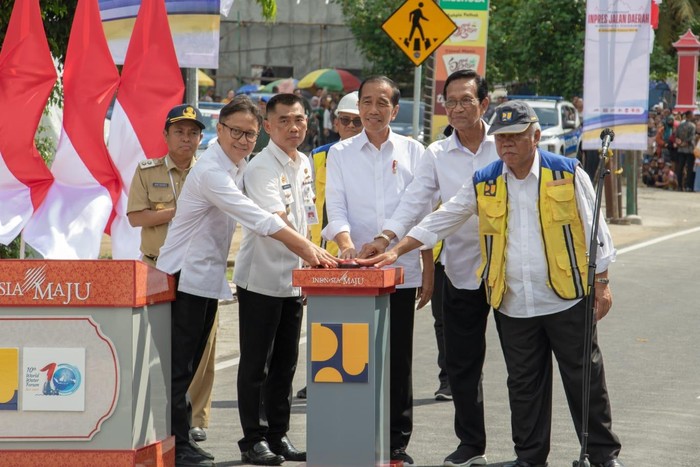 Pemerintah akan melanjutkan program penanganan jalan daerah sebagai sesuai Instruksi Presiden (Inpres) No. 3 Tahun 2023 Tentang Percepatan Konektivitas Jalan Daerah.