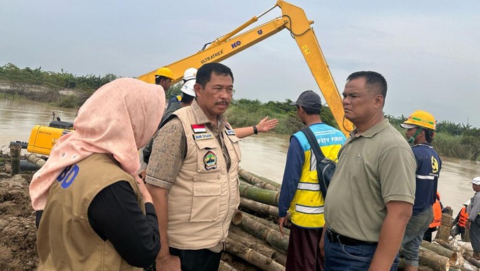 Pemprov Jateng tanggulangi banjir Demak.