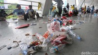 Sampah juga memenuhi setiap lantai tribun.