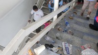 Sampah juga berserakan di tangga keluar tribun.