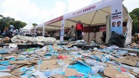 Sampah-sampah tersebut hampir memenuhi seluruh sudut SUGBK.