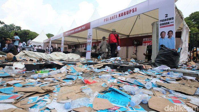 Paslon capres-cawapres nomor urut 2 Prabowo-Gibran menggelar kampanye akbar di GBK, Senayan, Jakarta, Sabtu (10/2/2024). Usai kegiatan, sampah pun berserakan.
