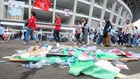 Paslon capres-cawapres nomor urut 2 Prabowo-Gibran menggelar kampanye akbar di GBK, Senayan, Jakarta, Sabtu (10/2/2024). Usai kegiatan, sampah pun berserakan.