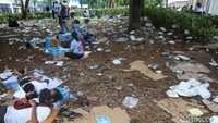 Sampah bahkan menyebar hingga area taman.