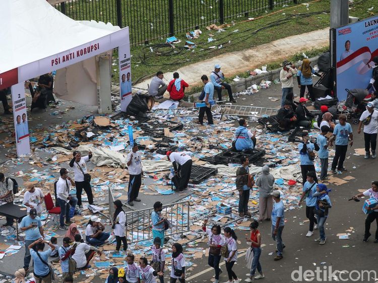 Penampakan Lautan Sampah Usai Lautan Manusia Kampanye Prabowo-Gibran