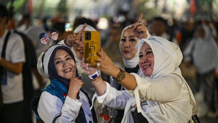 Sejumlah simpatisan capres-cawapres nomor urut 1 Anies Baswedan dan Muhaimin Iskandar datang memadati lokasi kampanye akbar di Jakarta International Stadium (JIS), Jakarta, Sabtu (10/2/2024). Kampanye tersebut merupakan penutup sebelum hari pelaksanaan Pemilu 2024 pada 14 Februari 2024. ANTARA FOTO/ Erlangga Bregas Prakoso/tom.