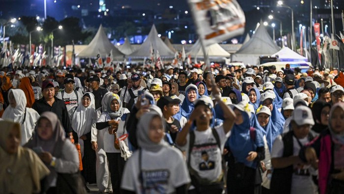 Penampakan Pendukung AMIN yang Ramaikan JIS Sejak Subuh Sejumlah simpatisan capres-cawapres nomor urut 1 Anies Baswedan dan Muhaimin Iskandar datang memadati lokasi kampanye akbar di Jakarta International Stadium (JIS), Jakarta, Sabtu (10/2/2024). Kampanye tersebut merupakan penutup sebelum hari pelaksanaan Pemilu 2024 pada 14 Februari 2024. ANTARA FOTO/ Erlangga Bregas Prakoso/tom.