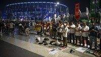 Sejumlah simpatisan menunaikan salat subuh berjemaah sebelum kampanye akbar capres-cawapres nomor urut 1 Anies Baswedan dan Muhaimin Iskandar di Jakarta International Stadium (JIS), Jakarta, Sabtu (10/2/2024).