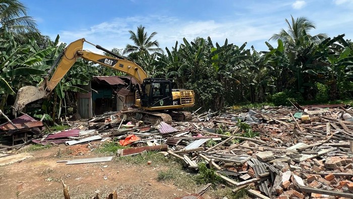 Penampakan rumah pelaku pembunuhan satu keluarga di PPU dirobohkan warga. Dokumen Istimewa