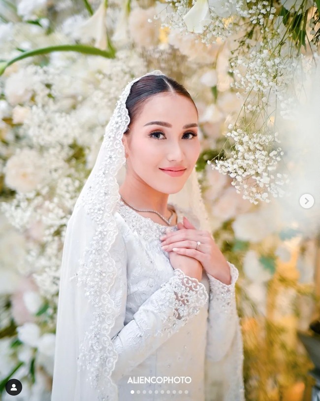 Penampilan Ayu Ting Ting mengingatkan netizen dengan istri Pangeran Mateen, Anisha Rosnah dalam rangkaian royal wedding, Khatam Alquran dan pertunangan. Foto: dok. Instagram @aliencophoto