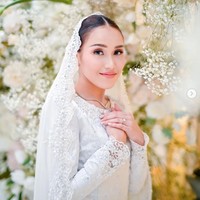 Penampilan Ayu Ting Ting mengingatkan netizen dengan istri Pangeran Mateen, Anisha Rosnah dalam rangkaian royal wedding, Khatam Alquran dan pertunangan. Foto: dok. Instagram @aliencophoto