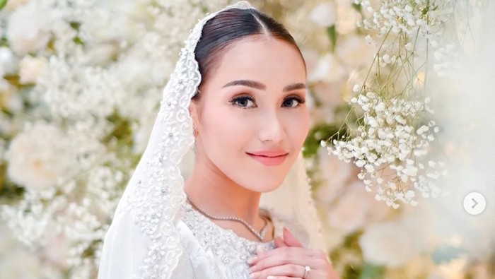 Penampilan Ayu Ting Ting saat tunangan