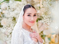 Adu Gaya Ayu Ting Ting dan Istri Pangeran Mateen, Sama-sama Berbaju Melayu
