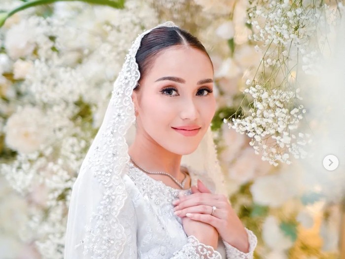Penampilan Ayu Ting Ting saat tunangan