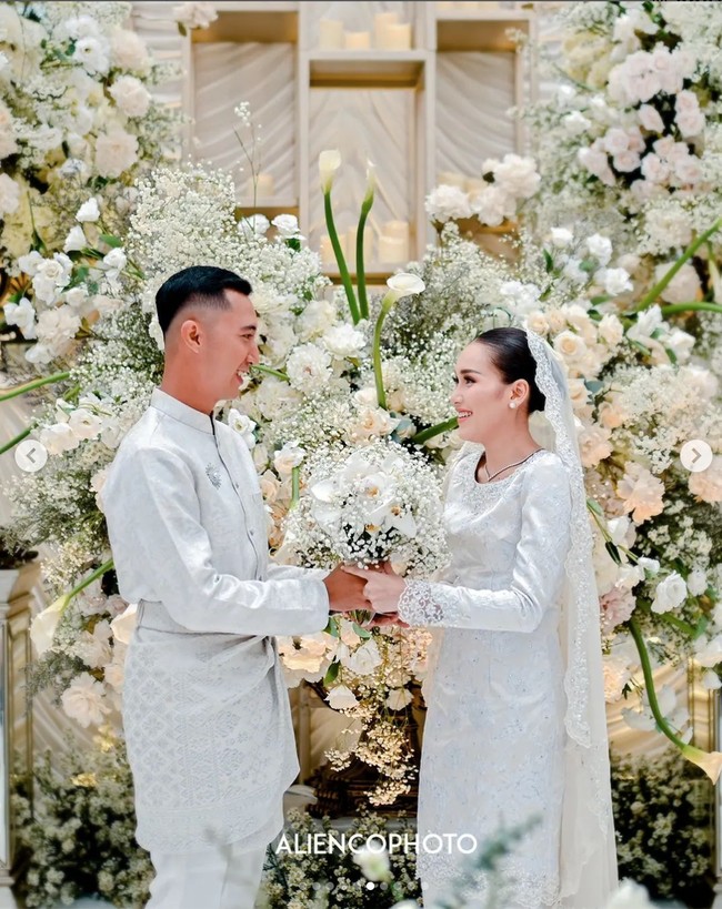 Ayu Ting Ting resmi dilamar kekasihnya, Muhammad Fardhana pekan ini. Penampilan Ayu Ting Ting sontak menjadi sorotan. Alih-alih berkebaya, dia memilih untuk memakai busana Melayu dalam acara pertunangan. Foto: dok. Instagram @aliencophoto