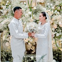 Ayu Ting Ting resmi dilamar kekasihnya, Muhammad Fardhana pekan ini. Penampilan Ayu Ting Ting sontak menjadi sorotan. Alih-alih berkebaya, dia memilih untuk memakai busana Melayu dalam acara pertunangan. Foto: dok. Instagram @aliencophoto
