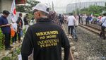 Pendukung AMIN Susuri Rel Kereta Demi Hadiri Kampanye di JIS