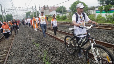Pendukung AMIN Susuri Rel Kereta Demi Hadiri Kampanye di JIS