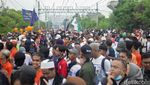Pendukung AMIN Susuri Rel Kereta Demi Hadiri Kampanye di JIS