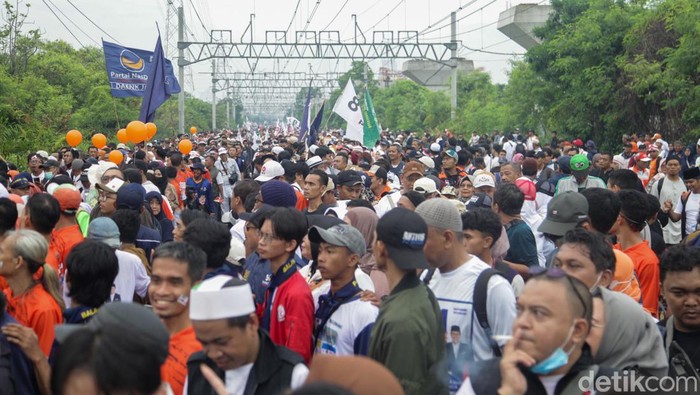Pendukung AMIN Susuri Rel Kereta Demi Hadiri Kampanye di JIS Pendukung Anies Baswedan-Baswedan-Muhaimin Iskandar ramai-ramai menghadiri kampanye akbar di Jakarya International Stadium (JIS). Mereka berjalan kaki sampai menyusuri rel kereta menuju JIS, Sabtu (10/2/2024).