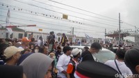 Pendukung Anies-Muhaimin berjalan kaki menuju JIS, Jakarta Utara, Sabtu (10/2/2024) untuk menghadiri kampanye akbar.