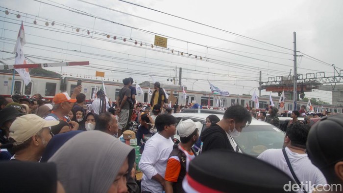 Pendukung AMIN Susuri Rel Kereta Demi Hadiri Kampanye di JIS Pendukung Anies Baswedan-Baswedan-Muhaimin Iskandar ramai-ramai menghadiri kampanye akbar di Jakarya International Stadium (JIS). Mereka berjalan kaki sampai menyusuri rel kereta menuju JIS, Sabtu (10/2/2024).
