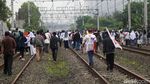 Pendukung AMIN Susuri Rel Kereta Demi Hadiri Kampanye di JIS