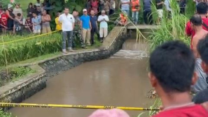 Penemuan mata perempuan bugil di Mojokerto