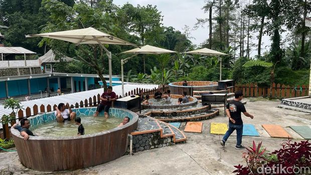 Pengunjung menikmati segarnya berendam air panas di De'Qoem-qoem Padusan Mojokerto
