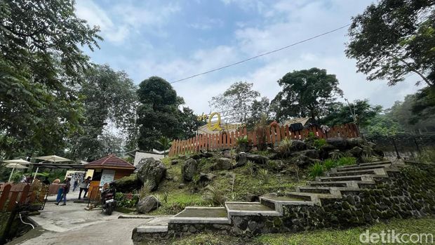Pengunjung menikmati segarnya berendam air panas di De'Qoem-qoem Padusan Mojokerto