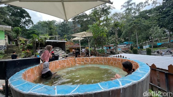 Pengunjung menikmati segarnya berendam air panas di DeQoem-qoem Padusan Mojokerto
