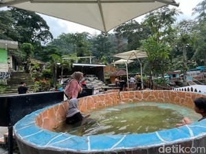 Segarnya Berendam di DeQoem-qoem Padusan Mojokerto, Air Panasnya Sekali Pakai