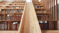 Perosotan yang satu ini cukup unik karena menjadi satu dengan tangga. Bagian tangganya pun bisa digunakan untuk menyimpan buku dan menjadi tempat duduk untuk membaca buku. Foto: Huh Juneul via Dezeen