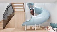 Perosotan yang satu ini menghubungkan dari lantai atas ke ruang bawah tanah. Kamu bisa menggunakan inspirasi ini untuk di rumah walaupun tidak ada ruang bawah tanah. Foto: Riley Snelling via Dezeen